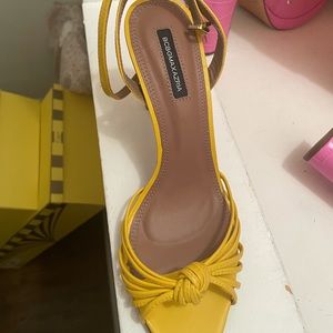 A gorgeous BC be yellow or mustard colored he’ll size 7 1/2